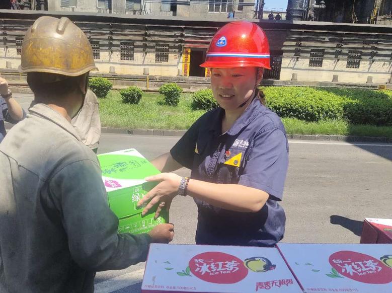 高溫慰問送清涼，情系一線暖人2.jpg