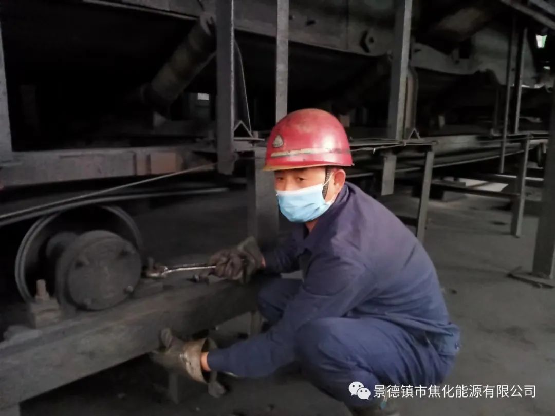 “老線這邊人手不夠，你們那邊有誰可以過來支援？”“好的，我馬上來?！甭牭竭@個消息時(shí)，羅國安剛剛結(jié)束新線的維修工作，但他二話不說，立即拿起維修包，投入到老線的維修工作當(dāng)中。每天工作10小時(shí)以上已經(jīng)成為抗疫期間的常態(tài)，雖然身體很疲憊，但是他沒有任何怨言，“確實(shí)很辛苦、很累，但現(xiàn)在正是特殊時(shí)期，只有保障公司生產(chǎn)經(jīng)營“不斷檔”，我們生活才能“不斷線”，恰恰我所在的運(yùn)輸廠就是承擔(dān)著焦炭煤炭運(yùn)輸?shù)闹匾氊?zé)，所以我更應(yīng)該恪盡職守，保障好這些設(shè)備的穩(wěn)定運(yùn)行?！?jpg